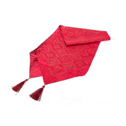 CAMINO DE MESA ROJO CON TACHUELAS DORADAS